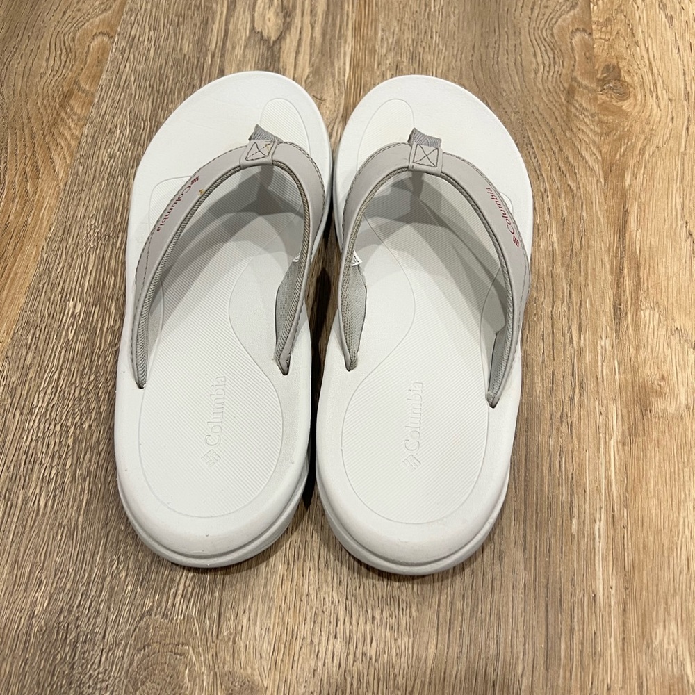 Columbia flip flops size 7 men’s